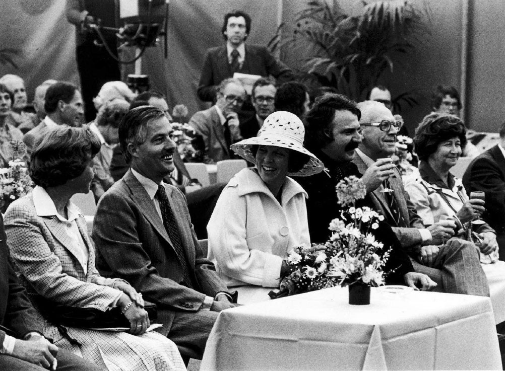 Prinses Beatrix lacht tijdens de cabaret voorstelling.