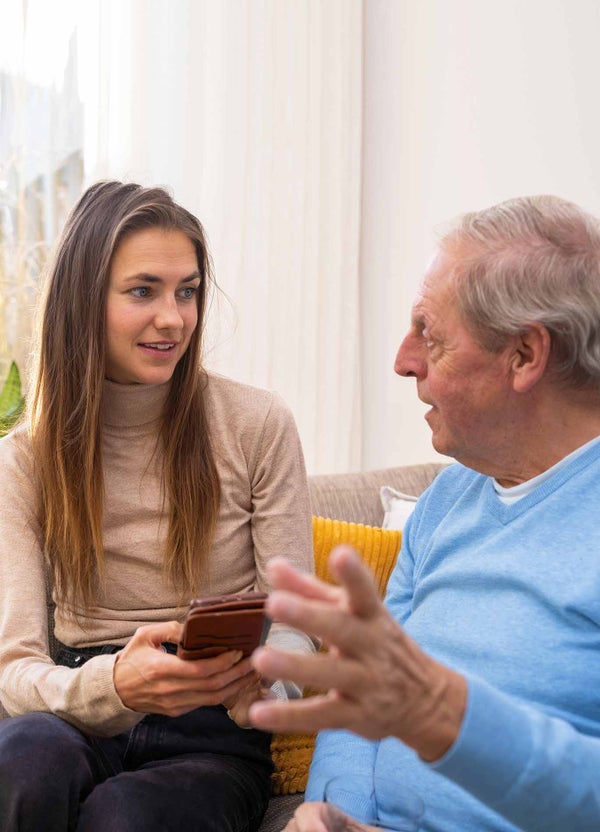 Vrouw en senioren man op de bank