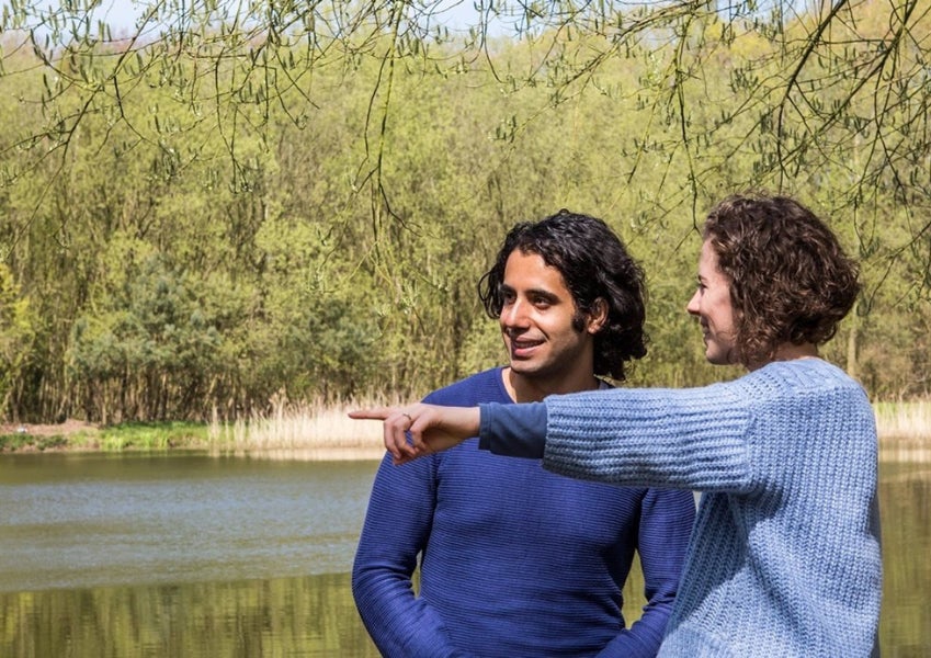 Man en vrouw in natuur.