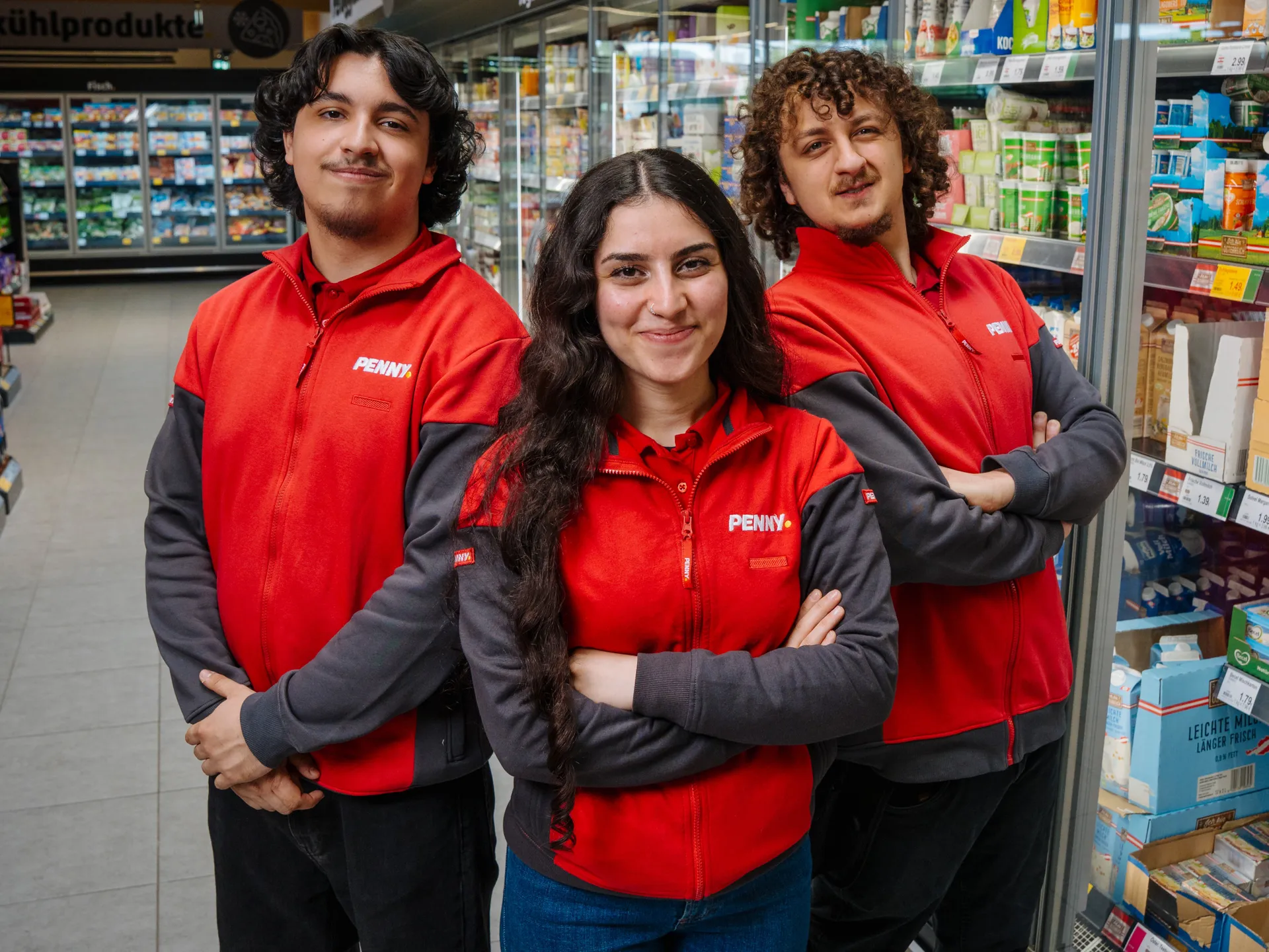 Mitarbeiterinnen und Mitarbeiter bei PENNY in ihrem Arbeitsalltag.