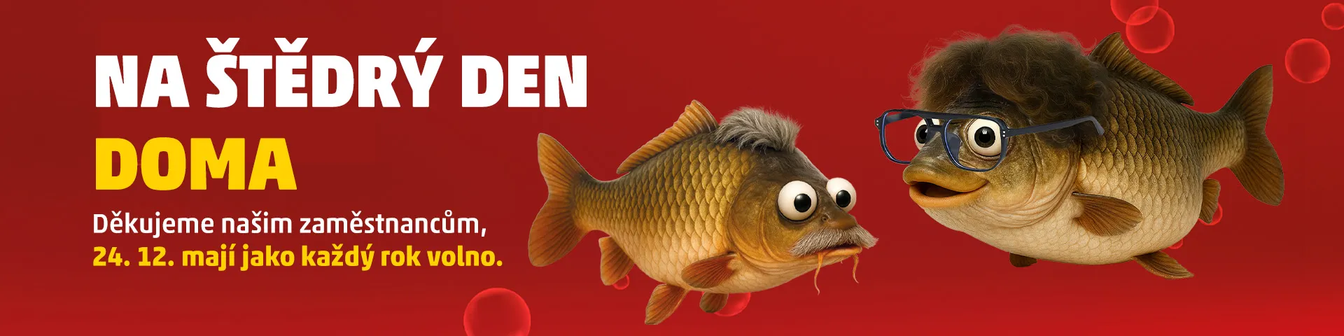 Úvodní banner s červeným pozadím a textem "NA ŠTĚDRÝ DEN DOMA. Děkujeme našim zaměstnancům, 24. 12. mají jako každý rok volno". Vpravo dva animovaní kapři stylizovaní do podoby známých českých komiků – jeden s brýlemi a kudrnatými vlasy, druhý se šedými vlasy a knírkem.