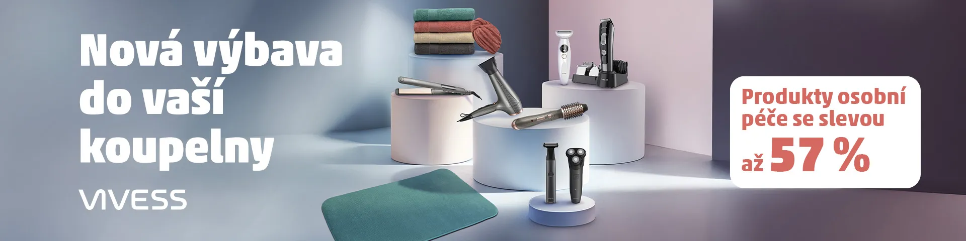 Úvodní banner s produkty osobní péče Vivess do koupelny se slevou až 57 procent – na bílých a světle růžových podstavcích jsou vystaveny ručníky v barvách zelené, oranžové, hnědé a béžové, dále žehlička na vlasy, fén, kulmofén a několik typů holicích strojků v černé a bílé barvě. Vlevo je velký bílý nápis na modrošedém pozadí a vpravo červený text v bílém rámečku. Pozadí obrázku je v odstínech světle modré a tmavě fialové.