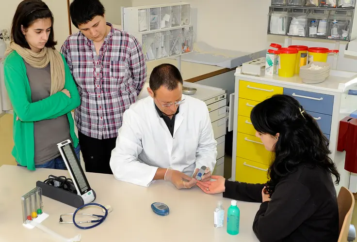 Simulazione di misurazione della glicemia durante una lezione Simulazione di misurazione della glicemia durante una lezione