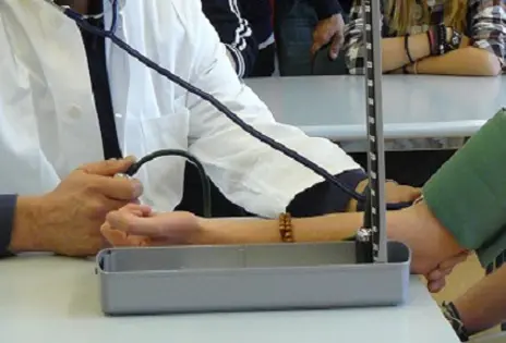 Misurazione della pressione arteriosa durante una lezione Misurazione della pressione arteriosa durante una lezione