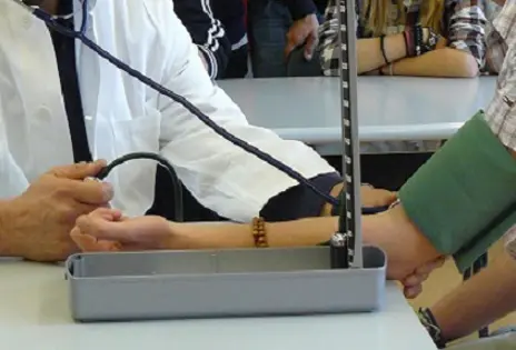 Misurazione della pressione arteriosa durante una lezione Misurazione della pressione arteriosa durante una lezione