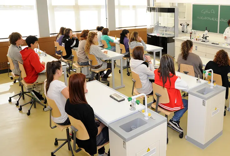 Una lezione in corso nel laboratorio di mcirobiologia Una lezione in corso nel laboratorio di mcirobiologia