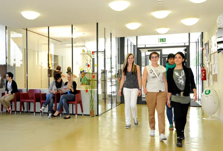 Allieve all'entrata della scuola Allieve all'entrata della scuola