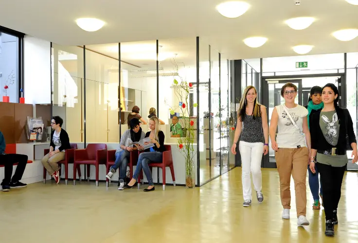 Allieve all'entrata della scuola Allieve all'entrata della scuola