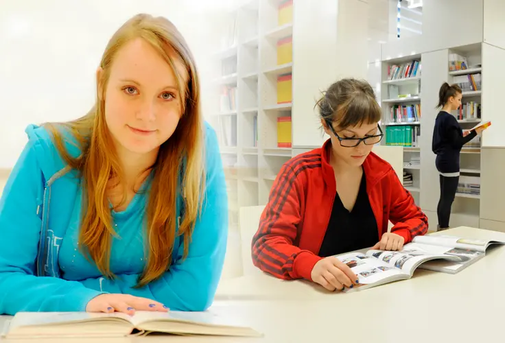 Allieve che studiano nella biblioteca della scuola Allieve che studiano nella biblioteca della scuola
