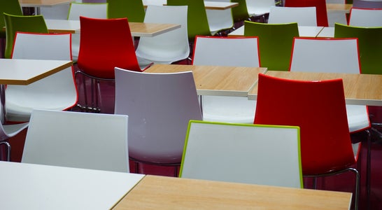 I tavoli di una mensa I tavoli di una mensa