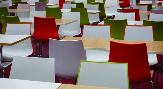 I tavoli di una mensa I tavoli di una mensa