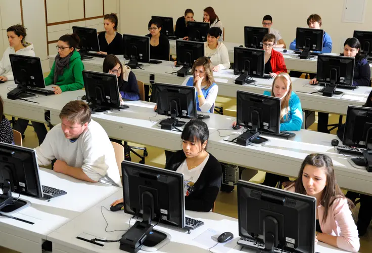 Alunni al lavoro nel laboratorio di informatica Alunni al lavoro nel laboratorio di informatica