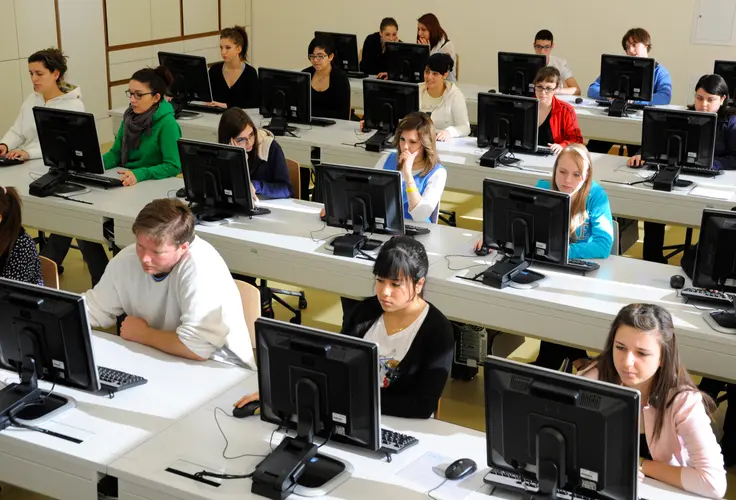 Alunni al lavoro nel laboratorio di informatica Alunni al lavoro nel laboratorio di informatica