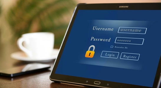 Un tablet con una pagina di iscrizione Un tablet con una pagina di iscrizione