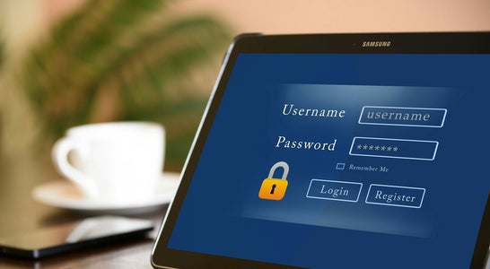 Un tablet con una pagina di iscrizione Un tablet con una pagina di iscrizione