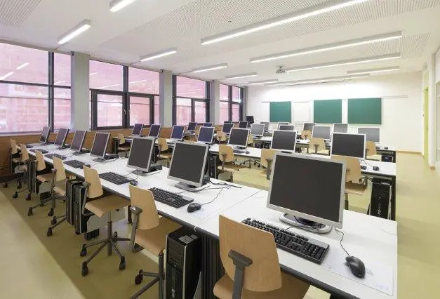 Uno dei laboratori di informatica della scuola Uno dei laboratori di informatica della scuola