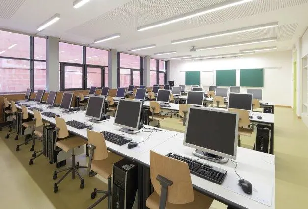 Uno dei laboratori di informatica della scuola Uno dei laboratori di informatica della scuola