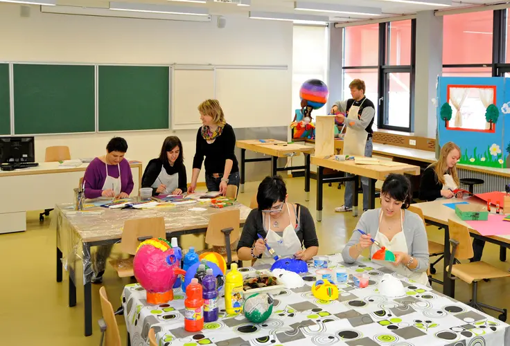 Lezione in corso nel laboratorio di attività creative Lezione in corso nel laboratorio di attività creative