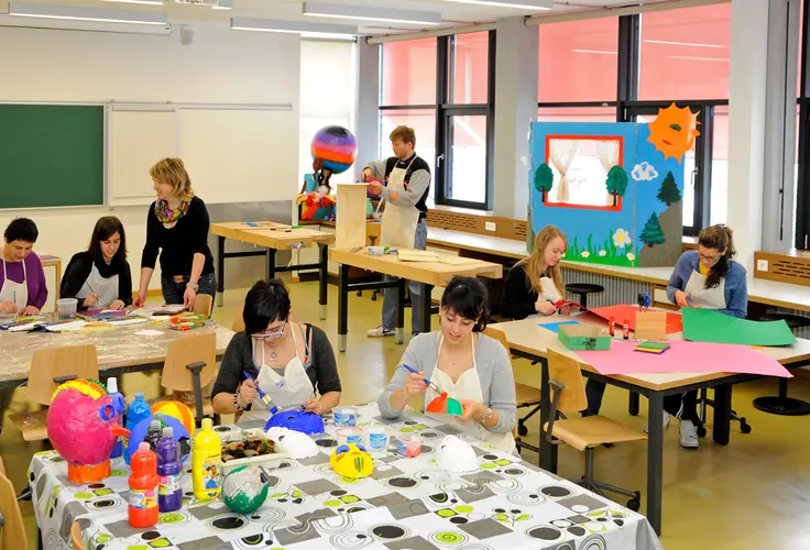 Lezione in corso nel laboratorio di attività creative Lezione in corso nel laboratorio di attività creative
