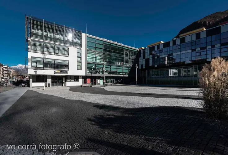 Die Landesberufsschule für Sozialberufe E. Lévinas hat ihren Hauptsitz am A-Nikoletti-Platz 1 in Bozen Die Landesberufsschule für Sozialberufe E. Lévinas hat ihren Hauptsitz am A-Nikoletti-Platz 1 in Bozen