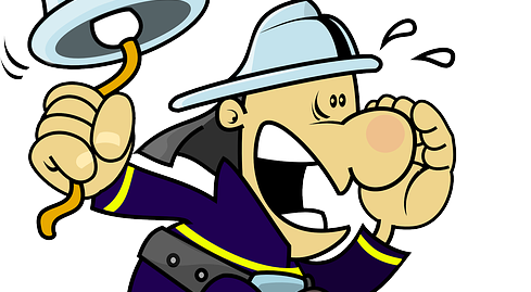 Pompiere che suona una campana di allarme Pompiere che suona una campana di allarme