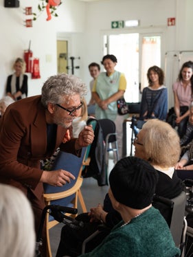 L'attore teatrale Alessio Kogoj interagisce con gli ospiti della residenza per anziani Don Bosco di Bolzano nel corso di uno spettacolo. (Foto: Luca Guadagnini)