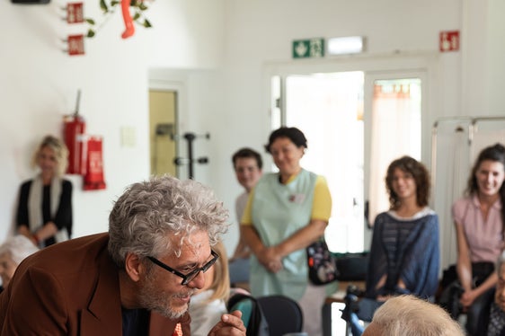 Alessio Kogoj spricht mit den Bewohnerinnen und Bewohnern des Seniorenheimes Don Bosco in Bozen. (Foto: Luca Guadagnini)