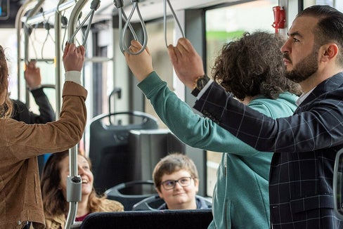 Sempre più autobus sono attrezzati con il nuovo sistema di emissione biglietti. Ogni settimana se ne aggiungono altri 20-25. (Foto: ASP/suedtirolmobilitaet.info)