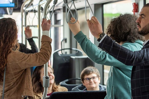 Immer mehr Busse sind mit neuen Entwertungsgeräten für das neue System gerüstet. Jede Woche kommen 20 bis 25 dazu. (Foto: LPA/suedtirolmobilitaet.info)