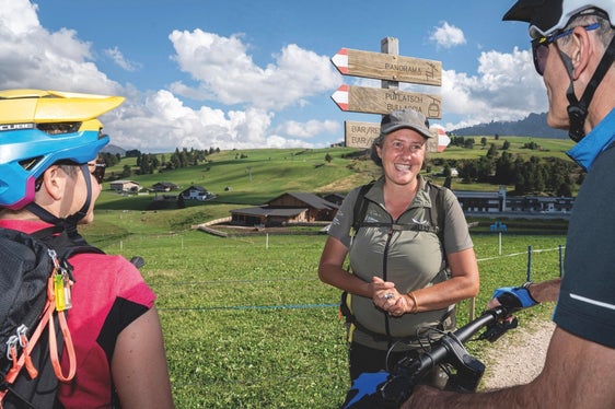 Attività di sensibilizzazione per una convivenza serena: la Südtirol Alto Adige Ranger Michaela Prister mentre parla con alcuni ciclisti sull’Alpe di Siusi. (Foto: Fabio Brucculeri)
