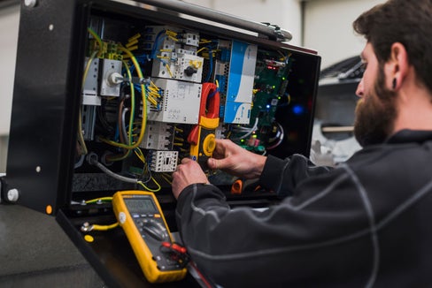 Le nuove disposizioni della Provincia in materia di entrate sono volte a favorire le imprese che garantiscono salari
equi ai propri dipendenti: qui un operaio della TechnoAlpin. (Foto: Patrizia Corriero)
