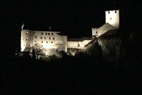 Schloss Tirol erstrahlt in der Dunkelheit.