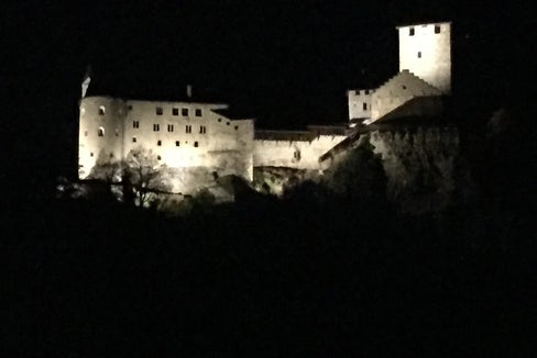 Castel Tirolo brilla nell'oscurità.