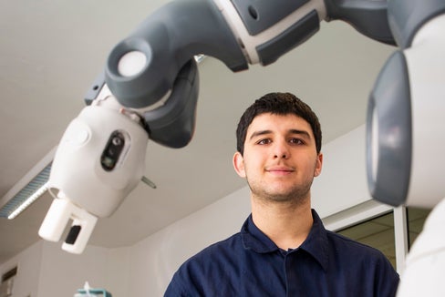 Lorenzo Chiriacò besucht die dritte Klasse Mechatronik an der Berufsschule „Enrico Mattei“ in Brixen. (Foto: LPA/Fabio Brucculeri)