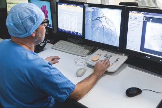 Tra gli anziani, le donne sono più numerose tra i pazienti cardiopatici perché vivono più a lungo degli uomini, ha osservato il team di Cardiologia. (Foto: Tiberio Sorvillo)