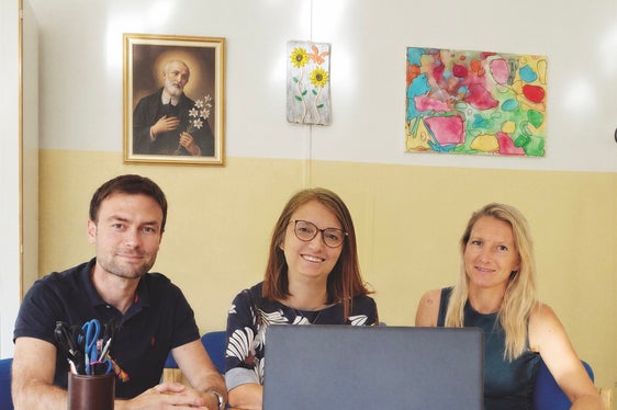 Da sinistra il docente Elia Endrizzi, la dirigente Margherita Manfredonia e la docente Francesca Dalnodar. (Foto: IC Bolzano Europa 1)