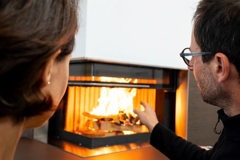 Lo spazzacamino Christian Resch spiega come, bruciando la legna nel modo corretto, non si sviluppano quasi per niente fumo o fuliggine e la legna brucia lentamente, permettendoci di risparmiare. (Foto: Fabio Brucculeri)