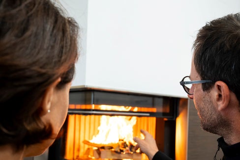Kaminkehrer Christian Resch erklärt, worauf es beim richtigen Heizen mit Holz ankommt: Es entsteht kaum
Rauch und kein Ruß, und das Holz verbrennt langsam, was Brennstoff spart. (Foto: LPA/Fabio Brucculeri)