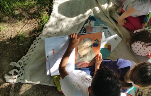 Stimolare il desiderio di leggere: questo è un compito importante per promuovere la lettura, che inizia nell'infanzia e nella prima infanzia. (Foto: ASP/Ripartizione Cultura italiana )