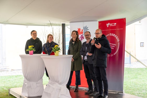 Tavola rotonda sull'importanza dei musei nell'Euregio / Diskutierten über die Bedeutung der Museen in der Euregio: (da sinistra / v. l.) Martin Kofler (LUMEN/Museum Burg Heinfels/TAP), Michaela Stolte (Museo Civico e Multscher Vipiteno/Stadt- und Multschermuseum Sterzing), Edith Hessenberger (Ötztaler Museen), Francesco Frizzera (Museo Storico italiano della Guerra), Tommaso Dossi (Palazzo della Magnifica Comunità di Fiemme). (Foto: LPA/Daniel von Johnston)