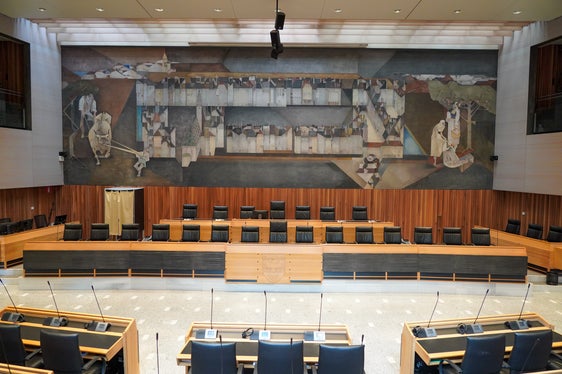 L’aula del Consiglio provinciale: davanti gli scranni dei consiglieri, sullo sfondo quelli di Giunta e Ufficio di Presidenza. (Foto: Südtiroler Landtag - Consiglio della Provincia autonoma di Bolzano - Consëi dla Provinzia autonoma de Balsan)