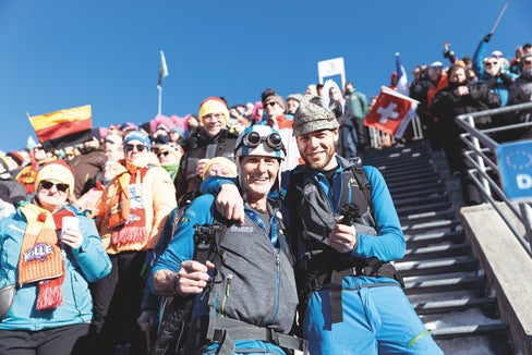 Dabei sein ist auch für die vielen Freiwilligen in Antholz alles: Sie sind unermüdlich für einen reibungslosen Ablauf im Einsatz und erleben gleichzeitig Sportgeschichte hautnah. (Foto: Biathlon Antholz)