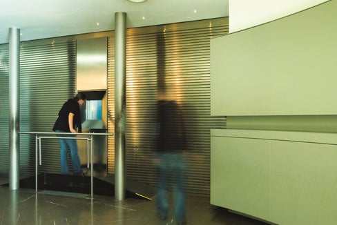 En domënia, ai 2 de messé ará les vijitadësses y i vijitadus dl museum archeologich la poscibilité da imparé da conësce da daimpró la zela de conservaziun de Ötzi. (Foto: Südtiroler Archäologiemuseumfoto-dpi.com)