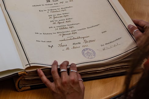 Der Vorteil des Grundbuchsystems liegt in seiner Zuverlässigkeit und seiner rechtlichen Bedeutung. Die Digitalisierung soll bis 2035 abgeschlossen sein. (Foto: Greta Stuefer)