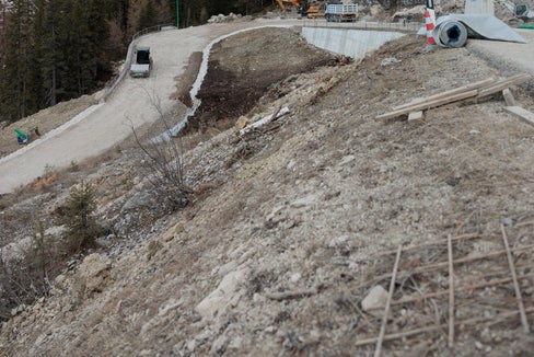 Die Mobilität im Pustertal, aber nicht nur, soll nachhaltig ausgebaut werden: Auch die grenzüberschreitende Straße
auf den Valparolapass wird verbessert und mit einer Radspur ausgestattet. (Foto: Ivan Brentegani)