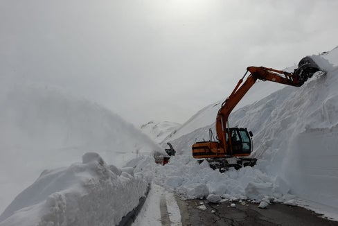 Mehr als die Hälfte der Straßen liegt auf über 1000 Metern Meereshöhe. Aufs Schneeräumen sind die Straßenwärter auch diesen Winter vorbereitet. (Foto: LPA/Straßendienst)