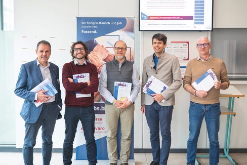 Raccolgono, analizzano e gestiscono tutti i dati relativi al mercato del lavoro altoatesino: il direttore della Ripartizio-ne Stefan Luther (nella foto da sinistra), Friedl Brancalion, Walter Niedermair, Thomas Benelli, Werner Pramstrahler (manca Antonio Gulino). (Foto: Fabio Brucculeri)