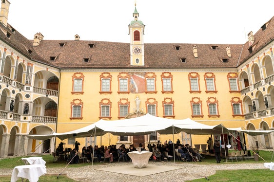 Der Kreis schließt sich: Vor 500 Jahren nahmen die Bauernaufstände im historischen Tirol an den Toren der Hofburg Brixen ihren Anfang. Nun wurde dort im Innenhof das Euregio-Museumsjahr eröffnet. (Foto: LPA/Daniel von Johnston)