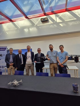 Il progetto è stato presentato alla sede dell’azienda Flying Basket. Da sinistra a destra: il direttore dell'Ufficio Beni patrimoniali Maximilian Dusini, il direttore del Dipartimento Opere pubbliche Daniel Bedin, il ceo di Flying Basket Moritz Moroder, l'assessore provinciale Christian Bianchi, il cto di Flying Basket Matthias Moroder e il project manager Tanguy Gerniers. (Foto: Gianluca Crocco)