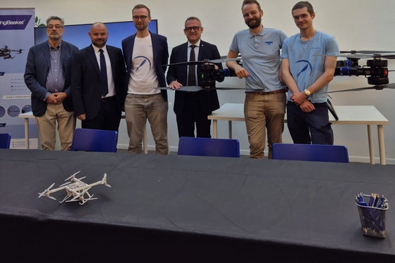 Stellten die Ergebnisse der im Sommer 2025 durchgeführten Tests vor (von links): Maximilian Dusini, Direktor des Landesamtes für Vermögensgüter, Daniel Bedin, Direktor des Ressorts für Hochbau, Valorisierung des Vermögens, Grundbuch und Kataster, Moritz Moroder (FlyingBasket), Landesrat Christian Bianchi sowie Matthias Moroder und Tanguy Gerniers (FlyingBasket). (Foto: Gianluca Crocco)